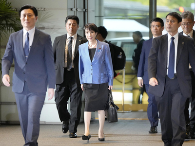 首相官邸に入る高市早苗首相（中央）＝２１日午後３時３５分