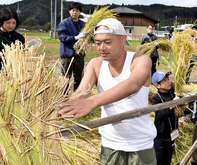 「はせ掛け」に励むあばれる君（中央）と参加者