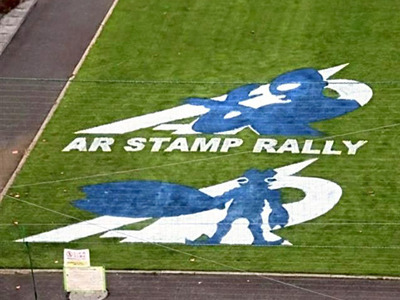 ウルトラマン（上）、バルタン星人のシルエットを描いた天然芝ペインティングアート©円谷プロ