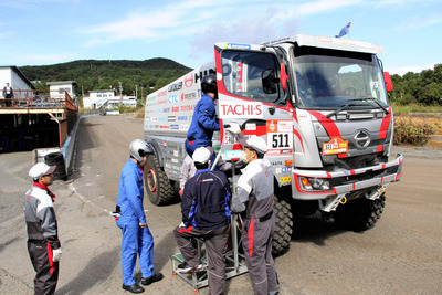ダカール・ラリーを走ったレーシングトラックに乗り込む生徒たち