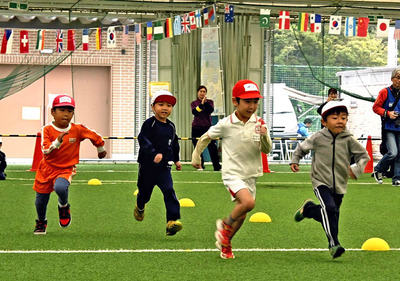 ゴールに向かって一生懸命走る園児たち