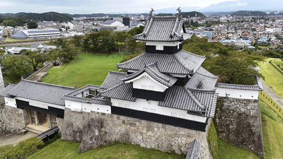 初代白河藩主の丹羽長重が江戸時代に大改修した総石垣造りの城・小峰城跡。松平定信ら７家２１代の大名が居城した。白河のシンボルの三重櫓と前御門は約１２０年の時を経て復元された＝白河市郭内（ドローン撮影）