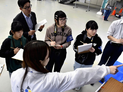 新聞記者の仕事を体験する子どもたち