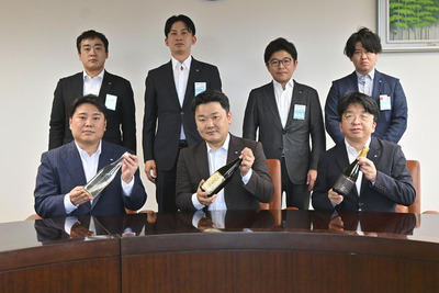 （前列左から）松本、岩田、佐藤の各氏（後列左から）広上、大和田、米田、谷口の各氏