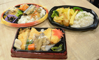 新たに販売されている「秋の彩り弁当（秋刀魚生姜煮）」（左）、「カレー風味のごろごろフランク弁当」（右）、「秋が巡るきのこあん鶏天弁当」