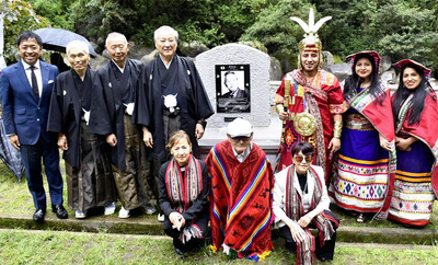 顕彰プレート（中央奥）の除幕式に臨んだ押山大玉村長（後列左から４人目）とラトーレマチュピチュ村長（同５人目）ら＝２７日午前、ペルー・マチュピチュ村