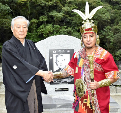 顕彰プレートの前で永続的な交流を誓う押山村長（左）とラトーレ村長＝２７日午前、ペルー・マチュピチュ村
