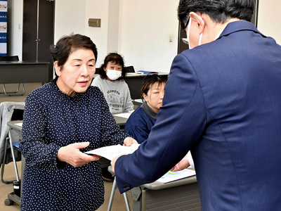 修了証書を受けた受講生（左）