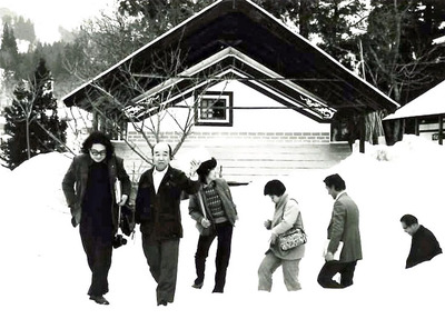 恩師の周東さん（左）と小柴吉男さん（左から２人目）。発掘や歴史の調査などさまざまなことを勉強させてもらった