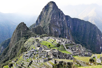 標高約２４００メートルに位置し「空中都市」として知られるマチュピチュ遺跡。西日に当てられ遺跡の様子がはっきりと見えた