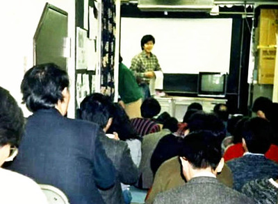 映画「からむしと麻」の東京での試写会であいさつする私。映画は１９８８年に公開された。昭和村公民館で開かれた上映会でも来場者の興味を引いた