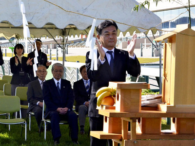 開催中の安全を祈願する阿部場長＝福島市・ＪＲＡ福島競馬場
