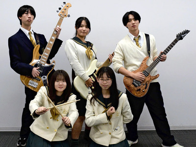 来場を呼びかける「犬ズ」のメンバー