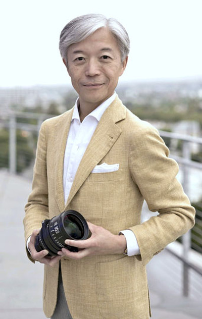 会津の名を冠したシネレンズの新作を手にする私。会津産の技術力の高さを世界中にアピールしていきたい