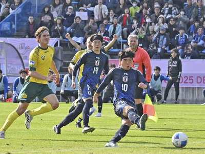 東京デフリンピックの開幕に先立ち始まったサッカー競技。男子の日本はオーストラリアに８―０で大勝発進した＝Ｊヴィレッジスタジアム