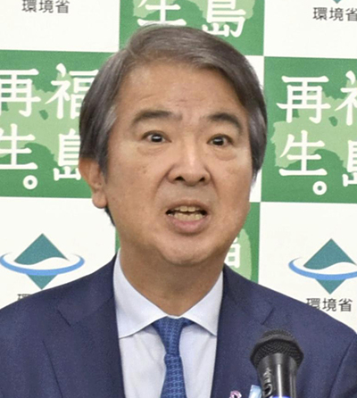 大熊、双葉両町長と会談後、報道陣の取材に応じる石原氏
