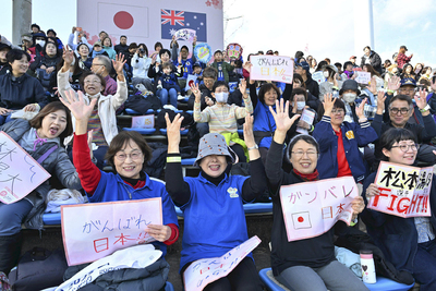 Ｊヴィレッジで開幕した日本初開催の聴覚障害者・国際スポーツ大会「東京デフリンピック」。サッカー男子日本代表にハンドサインで応援するサポーター