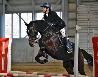 競技に挑む選手＝南相馬市馬事公苑