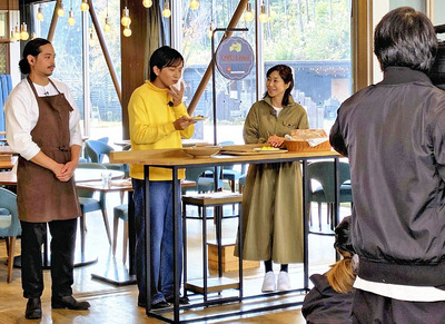 本県の商品を試食しながら紹介する直川さん（左から２人目）