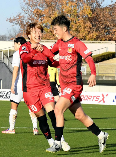 【福島―奈良】後半２０分、決勝ゴールを決め、喜ぶ福島の城定（右）＝とうほう・みんなのスタジアム