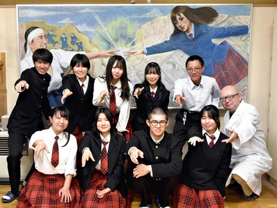 黒板アート作品が上位入賞のノミネート作品に選ばれた会津高美術部員