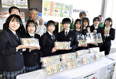 「会津の棚田米応援セット」を販売した生徒ら