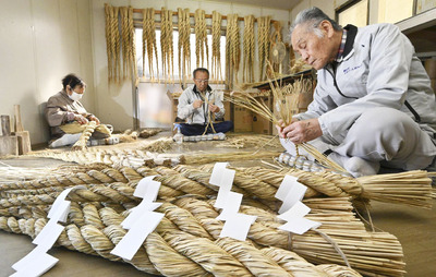 稲わらを巧みに編んで仕上げている正月用のしめ縄＝鏡石町シルバー人材センターの作業場