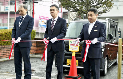 セレモニーでテープカットする藤野社長（中央）ら