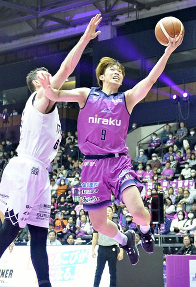 【福島―静岡】第２Ｑ、シュートを放つ福島の新川＝宝来屋ボンズアリーナ