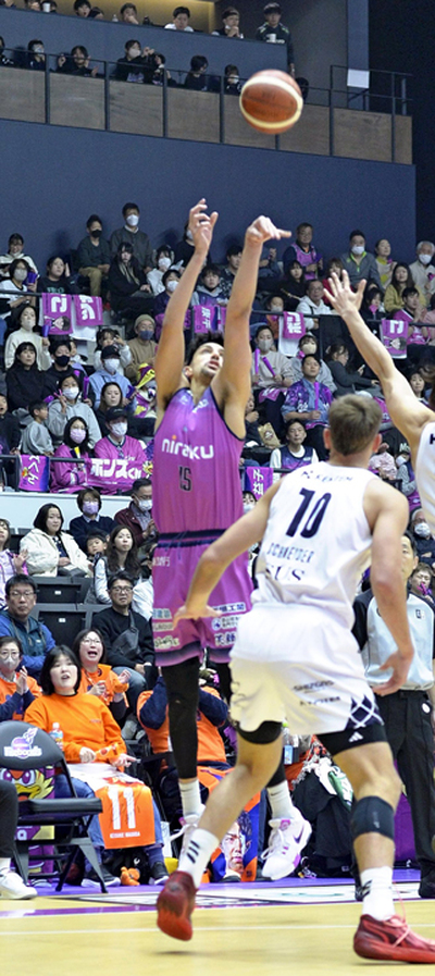 【福島―静岡】第３Ｑ、シュートを放つ福島のガードナー〈１５〉 ＝宝来屋ボンズアリーナ
