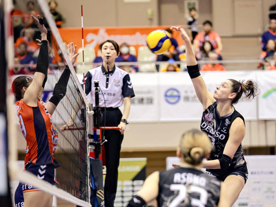 【山形―福島】スパイクを放つデンソーのロザマリア（右）＝つるしんアリーナ小真木原