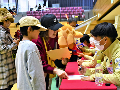 サイン会で交流する選手と来場者