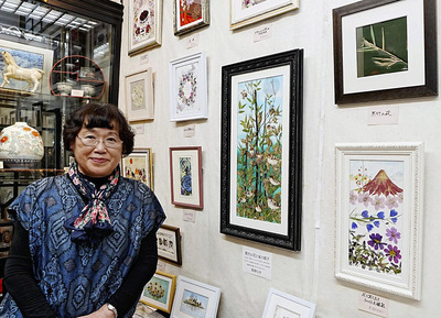 来場を呼びかける斎藤さん。中央が黒竹の花を使った作品