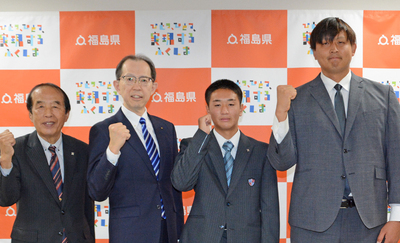 内堀知事に全国大会への意気込みを報告した新井校長（左）、遠藤主将（左から３人目）、宇佐美監督（右）