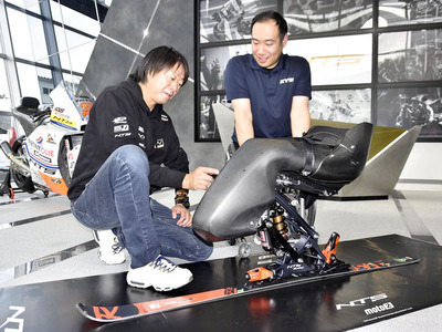 開発したチェアスキーで冬季パラ金メダルを目指す生田目さん（左）と鈴木