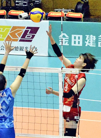 【デンソー―岡山】第２セット、スパイクを放つデンソーの中元 ＝福島トヨタクラウンアリーナ