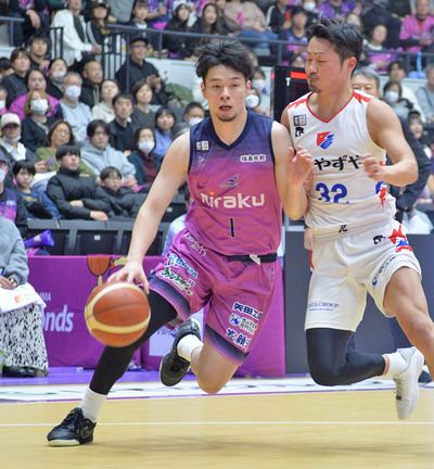 【福島―福岡】第４Ｑ、ドリブルで敵陣に攻め込む福島の中野＝宝来屋ボンズアリーナ