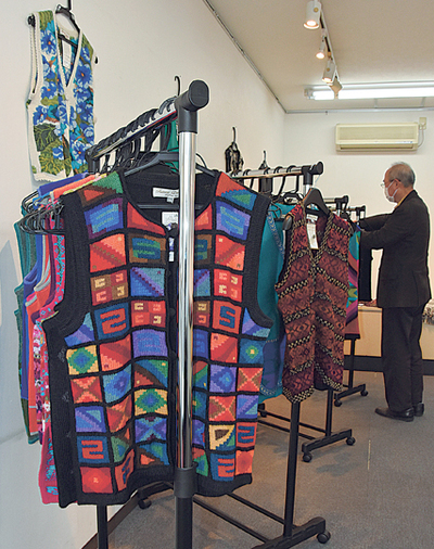 華やかな柄のニット製品が並ぶ会場