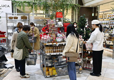 買い物客でにぎわう期間限定店＝２６日、郡山市・うすい百貨店