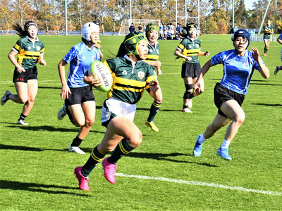 交流試合を繰り広げる女子選手＝Ｊヴィレッジ