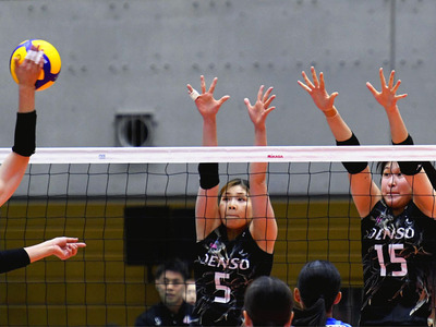 【岡山―デンソー】第１セット、ブロックする柳（右）＝福島トヨタクラウンアリーナ