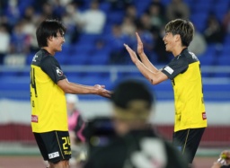 　横浜Ｍ―柏　後半、先制ゴールを決め、久保とタッチを交わす柏・小泉（右）＝日産スタジアム