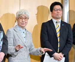 　米国のジョージ・グラス新駐日大使との面会後、取材に応じる横田早紀江さん（左）と拓也さん＝１５日午後、東京都千代田区