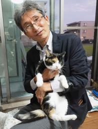 　三毛猫を抱く九州大の佐々木裕之特別主幹教授＝福岡市（本人提供）