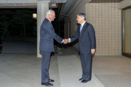 　スウェーデンのカール１６世グスタフ国王を握手で出迎えられる天皇陛下＝１５日午後、皇居・御所（宮内庁提供）