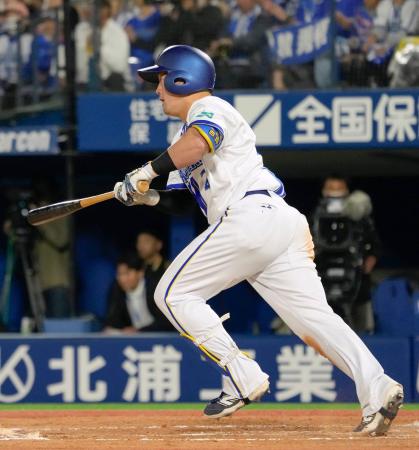 　８回ＤｅＮＡ２死一、二塁、牧が中前に先制打を放つ＝横浜
