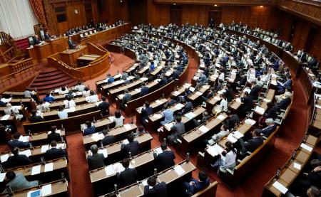 開かれた参院本会議=16日午前