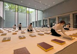 　原爆死没者名簿の「風通し」をする長崎市の職員＝１６日午前、国立長崎原爆死没者追悼平和祈念館