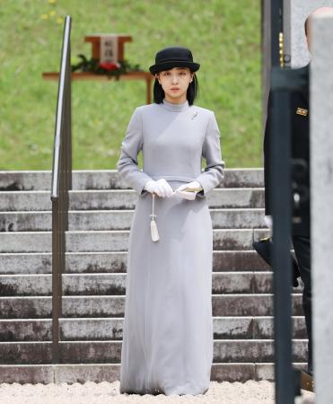 　ブラジル訪問を前に、香淳皇后の武蔵野東陵を参拝された秋篠宮家の次女佳子さま＝１６日午前、東京都八王子市（代表撮影）