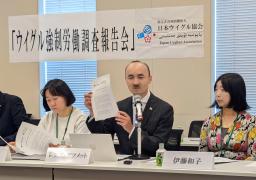 　記者会見する日本ウイグル協会のアフメット・レテプ会長（中央）＝１６日午前、東京都千代田区